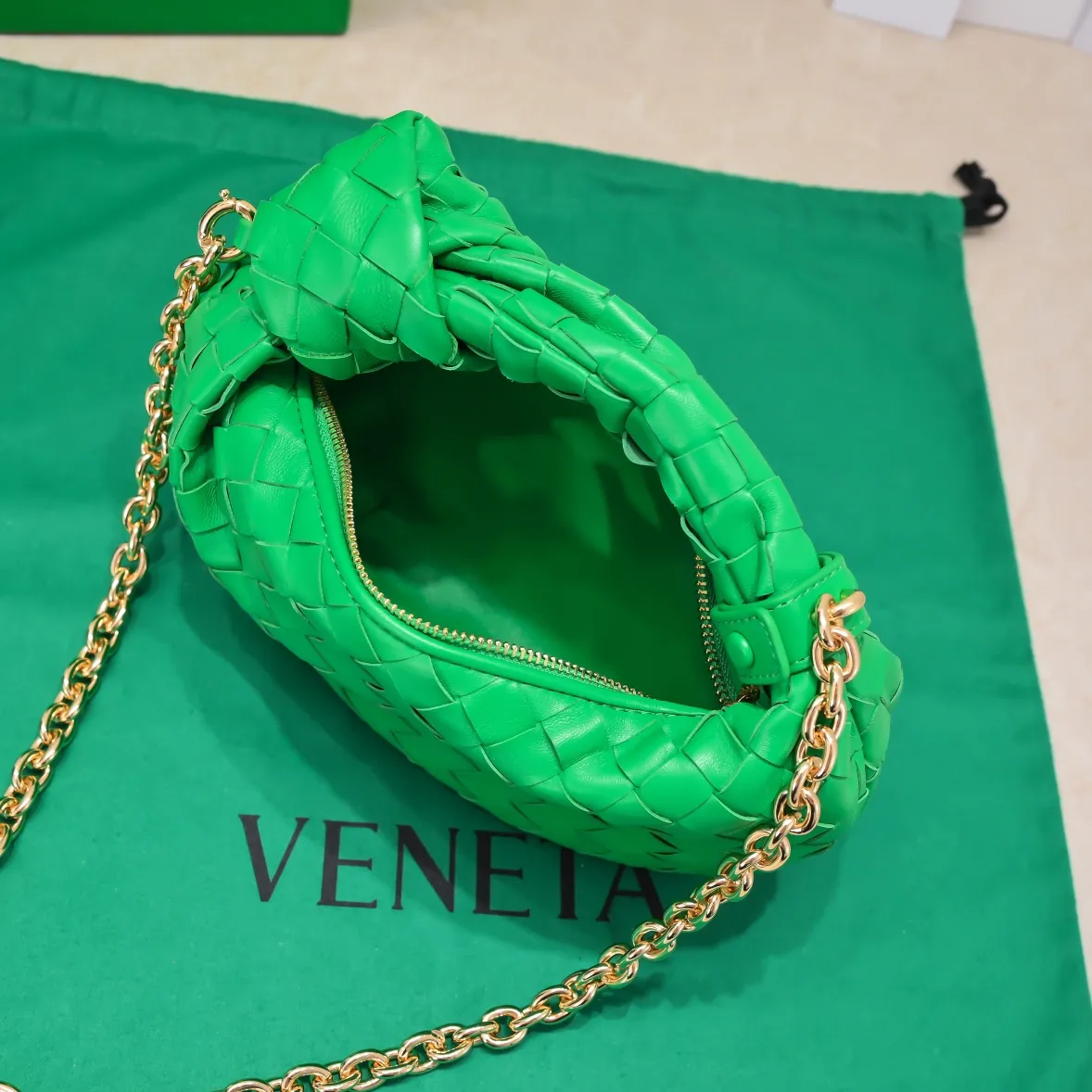 Batch 1220 Ready Stock/Parrot Green Hello everyone, I have a new name, it’s called chain jodie. Jodie’s chain clause ~ can finally be carried on the shoulder. It is based on the original bag type and adds a chain shoulder strap, and it is detachable! It's equivalent to spending one dollar to buy two bags. As the ace cutie of BV family, I really have no choice but to buy one! This bag of ours is really the same as ZP. You can wear it with a small amount of money~ Original sheepskin➕all steel hardware 28×23×8cm, model: 6699-9#